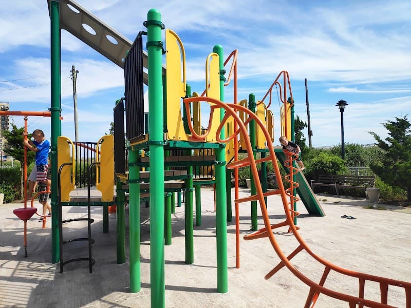 Beach 30th Street Playground splash pad