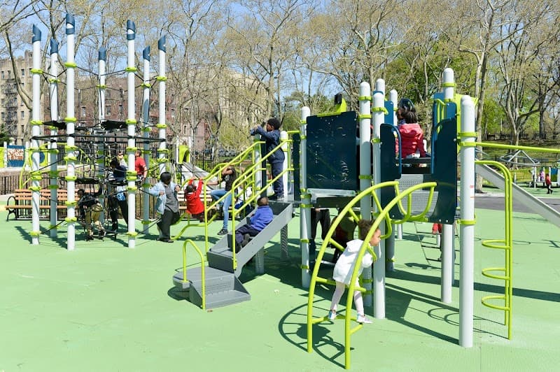 Lincoln Terrace Park Spray Shower splash pad